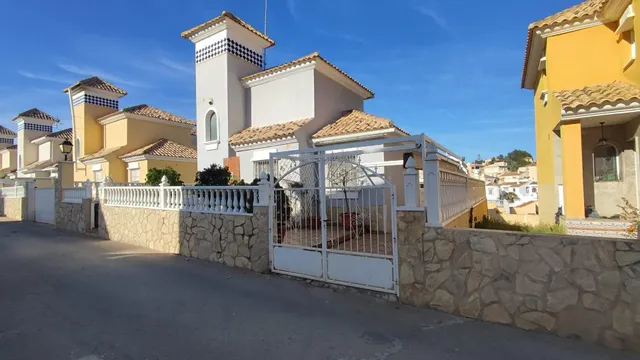 SE ALQUILA CHALET POR LARGO TIEMPO DE 3 DORMITORIOS Y 2 BAÑOS EN VILLA MARTIN (ORIHUELA COSTA) — 28