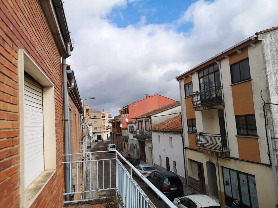 Urbis te ofrece una estupenda casa y local en venta en Vitigudino, Salamanca.