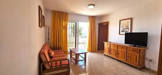 Costa Arona. 1 habitación, primera linea mar con vistas directas en urbanizacion cerrada — 3