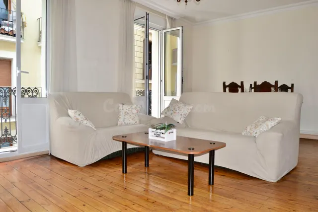 AMPLIA VIVIENDA EN EL CORAZON DE PAMPLONA - foto 2