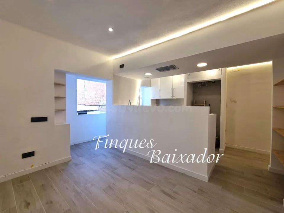 ¡FINQUES BAIXADOR PRESENTA ESTE PISO DE 2 HABS. CON 2 BAÑOS EN EL CASC ANTIC ¡