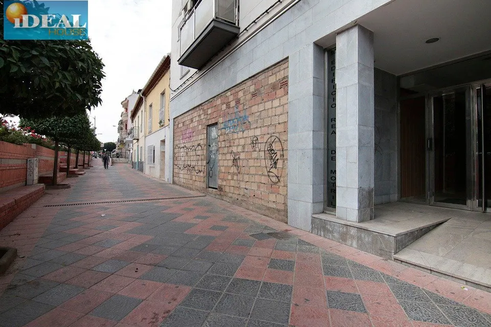 A5981J6. Local calle principal de Armilla,buena fachada .Se vende sin arreglar.
