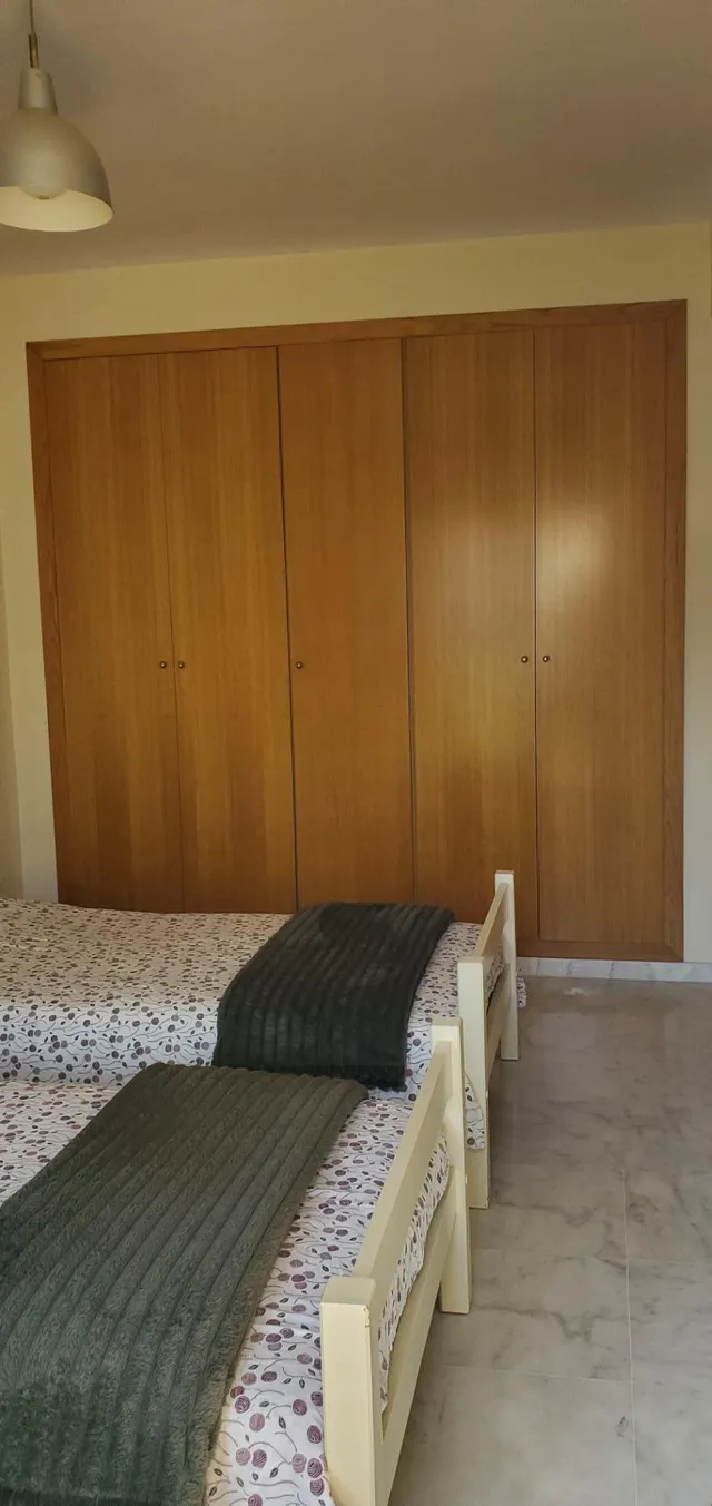 ¡oportunidad en nuevo bulevar! amplio chalet adosado con jardín único y dos plazas de parking privadas. — 21