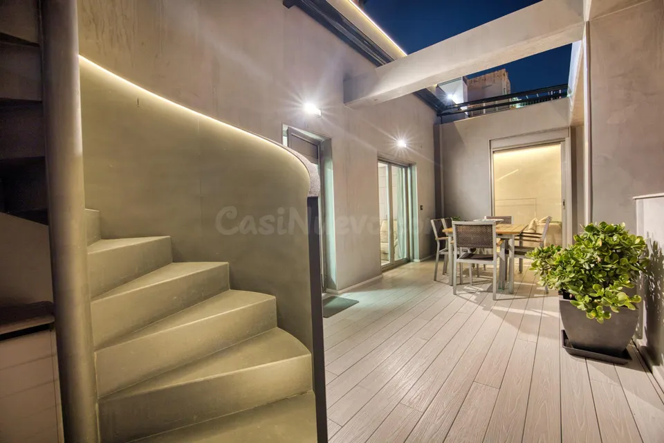 Ático con gran terraza y solárium privado en el corazón de Alicante