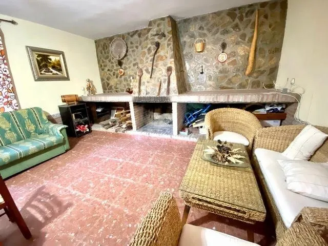 ZONA LAS QUEMADAS - Parcela de terreno de 930 m2 con casa de