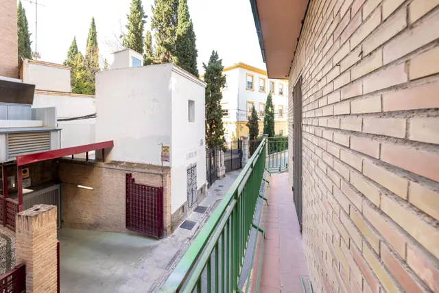 Venta de piso de 4 dormitorios y 2 baños en Granada (Zona Centro) — 5