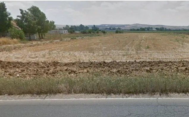 Terreno de siembra de 12.250 m2, fachada a la carretera.