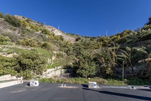 Encantadora Casa de una Planta con Amplio Terreno y Piscina 