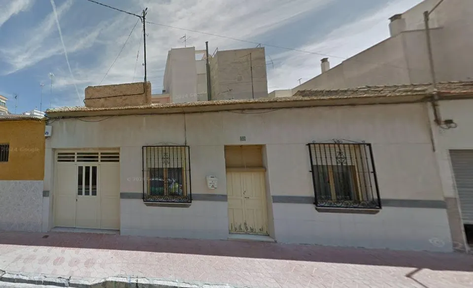 Casa de pueblo de grandes dimensiones en Guardamar pueblo.