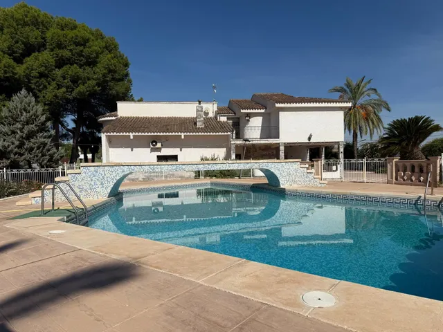 SE VENDE MAGNÍFICO CHALET EN ASPE (ALICANTE)