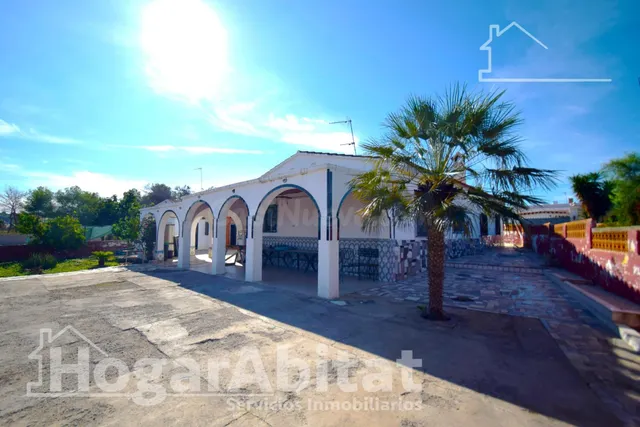 CHALET RÚSTICO CON PISCINA, GARAJE Y TERRAZA - foto 4
