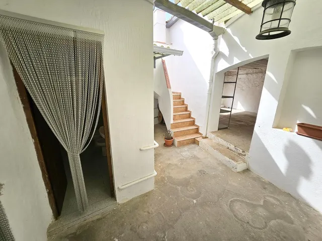 Se vende casa en casco antiguo de Oropesa, detrás del ayuntamiento. Casa con fachada a 3 calles — 29