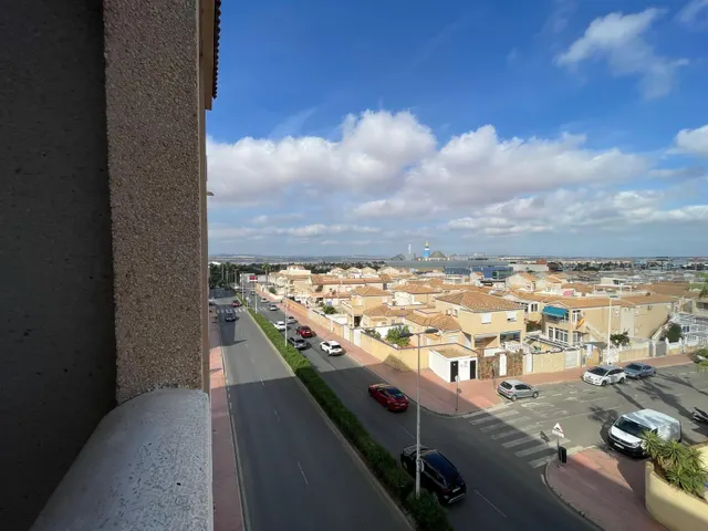 Apartamento exterior con vistas despejadas y piscina comunitaria en Torrevieja — 16