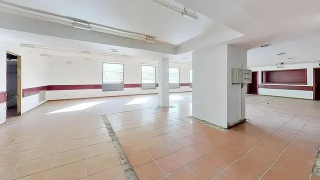 LOCAL EN VENTA EN EL PRAT DE LLOBREGAT (Barcelona). — 34