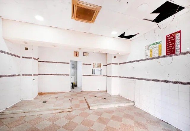 LOCAL COMERCIAL EN CÁDIZ CON MUCHAS POSIBILIDADES — 6
