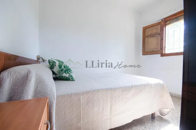 Ref. 04405.- EXCLUSIVA.- Chalet independiente con piscina en Urb. Camp Llíria. — 26