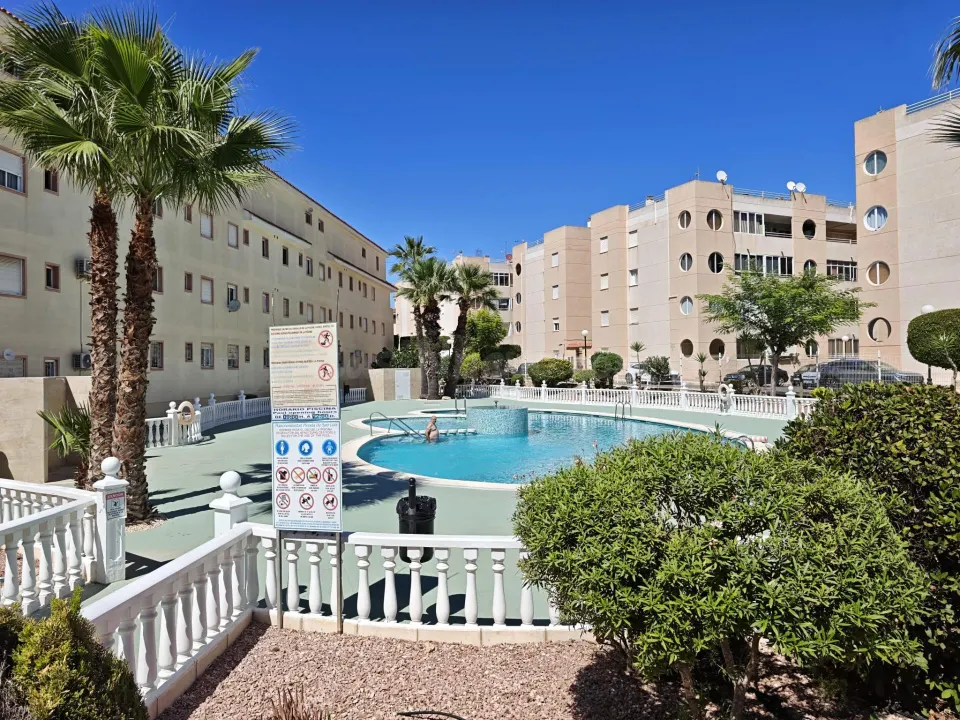 APARTAMENTO DE 2 DORMITORIOS CON PISCINA, APARCAMIENTO Y GRAN BALCÓN CERRADO EN TORREVIEJA