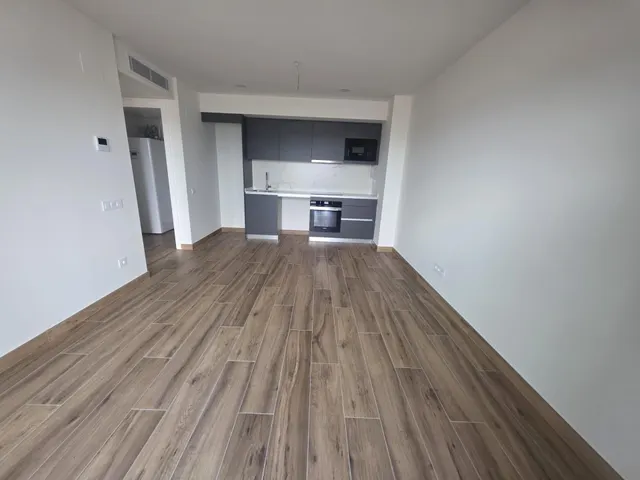 Alquiler piso de 2 habitaciones con parking y terraza  en la sinia — 2