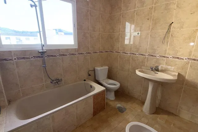 # **Casa de Pueblo Tradicional de 4 Dormitorios con Potencial para Ampliar la Terraza – ¡Solo 35.000 €!** — 11