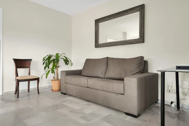 Alquiler larga temporada - Villa Privada con Piscina y Amplio Jardín en Cerrado de Elviria, Marbella — 18
