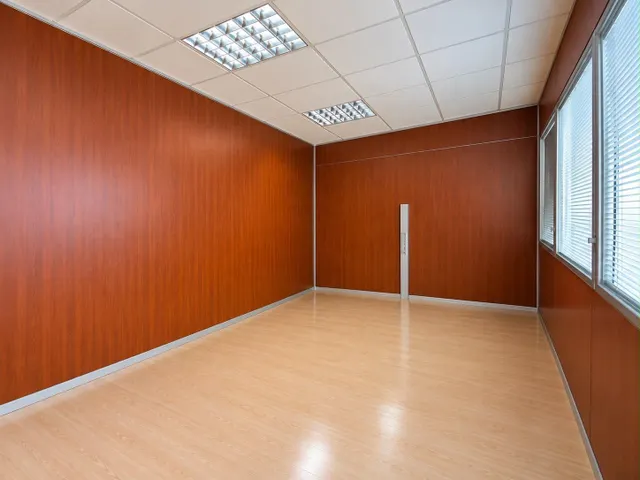 Tu espacio profesional con luz natural en el corazón industrial de El Masnou — 15