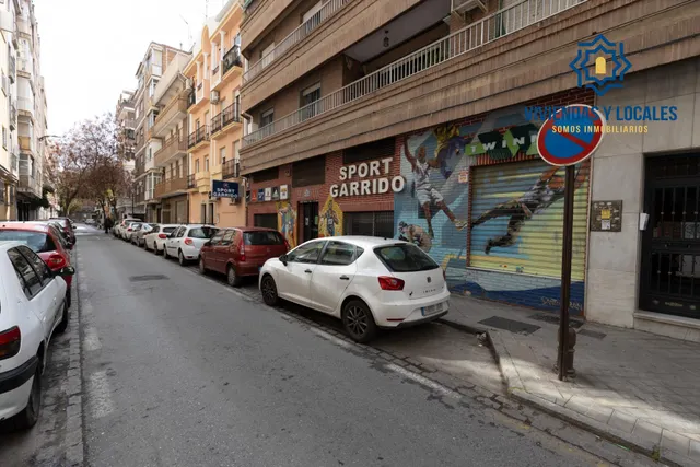 Amplio local comercial en una de las zonas más consolidadas de Granada con salida a dos calles — 27