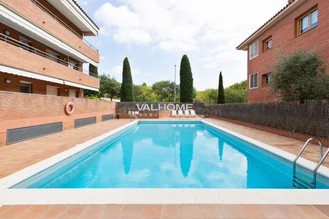Piso en venta en Parc Central con cuatro dormitorios y pisci - foto 2