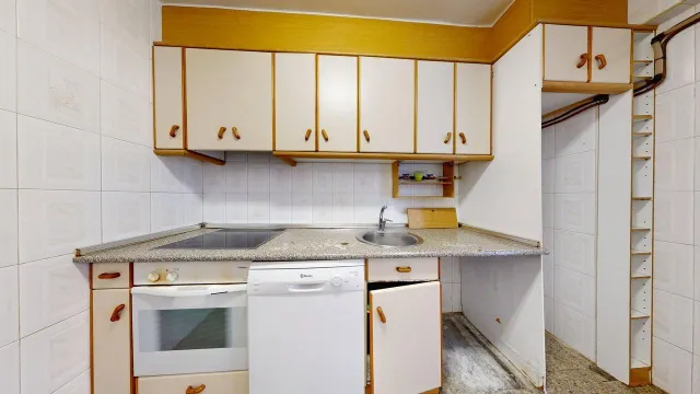 Piso de 65m2. Distribuido en tres dormitorios, salón con terraza, cocina con galería y baño — 15