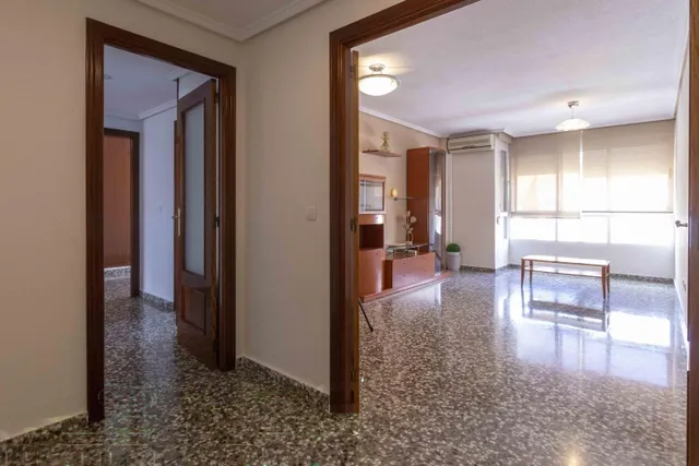 Amplia vivienda de 4 dormitorios con garaje, trastero y metro a pocos minutos — 12
