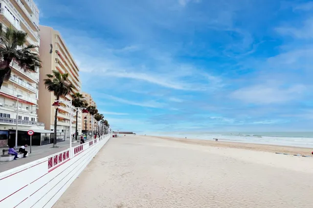 LOCAL COMERCIAL EN CÁDIZ CON MUCHAS POSIBILIDADES — 2