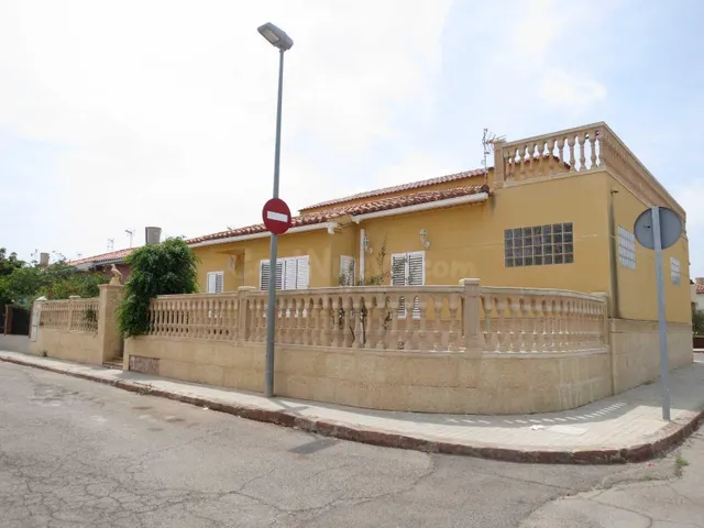 SE VENDE piso OKUPADO en Calle Grupo Colonia Carmaday Nº 49  - foto 3