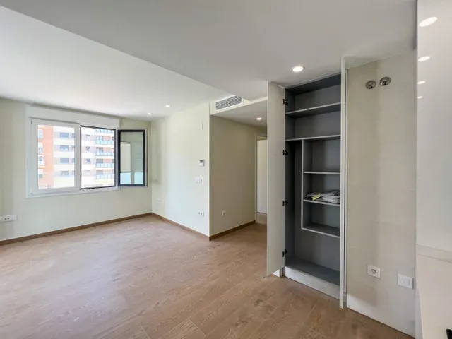 Piso de reciente construcción en alquiler en Avda. Ausias March — 14
