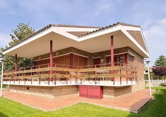 Exclusivo Chalet en Venta con Piscina y Jardín en Urbanizaci