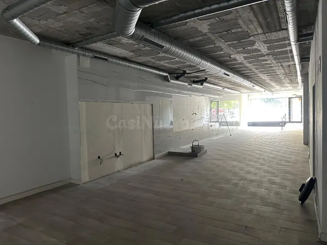 Amplio Local Comercial en Alquiler - Barrio Albayda - Granad - foto 2