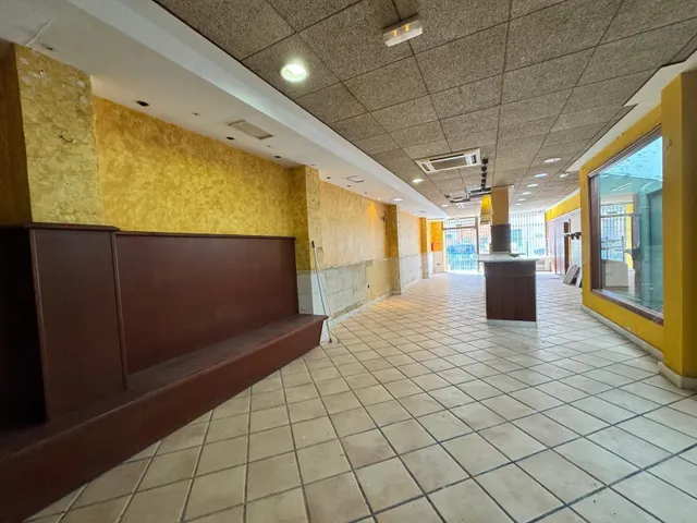 ¿Buscas un espacio listo para arrancar tu panadería-cafetería a solo unos pasos del Mediterráneo? Este amplio local en pleno centro de Pinedo combina la afluencia turística de la playa con la cli — 13