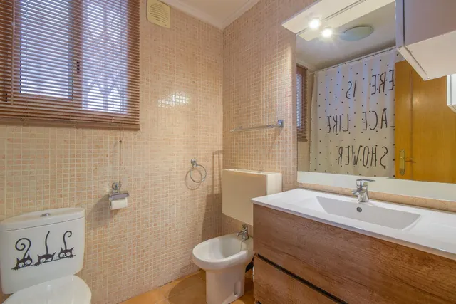 BAJO CON DISTRIBUCIÓN DE VIVIENDA Y PATIO EN GRAU DE VALENCIA — 33