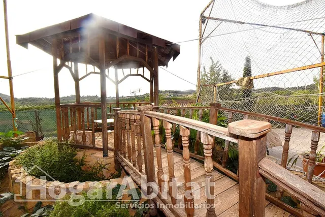 VILLA SEMINUEVA CON PISCINA, TERRAZA Y GRAN JARDÍN — 4