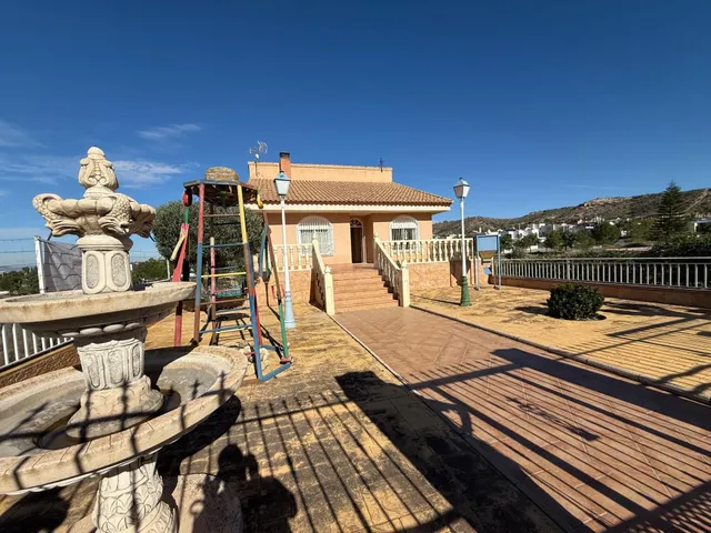 Exclusiva villa con parcela de 1.000 m2 y sótano de 170 m2 e - foto 2