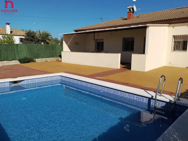 Chalet Independiente en La Carlota – Amplia Parcela y Excelente Ubicación — 2