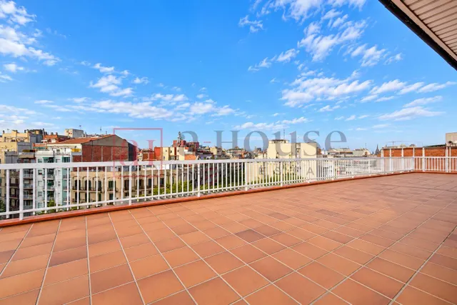 Ático esquinero con terraza de 125m2 y vistas panorámicas a toda Barcelona en sant antoni — 2