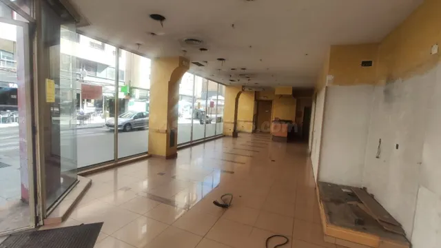 Amplio Local Comercial Semireformado en el Centro de Ponferr - foto 3