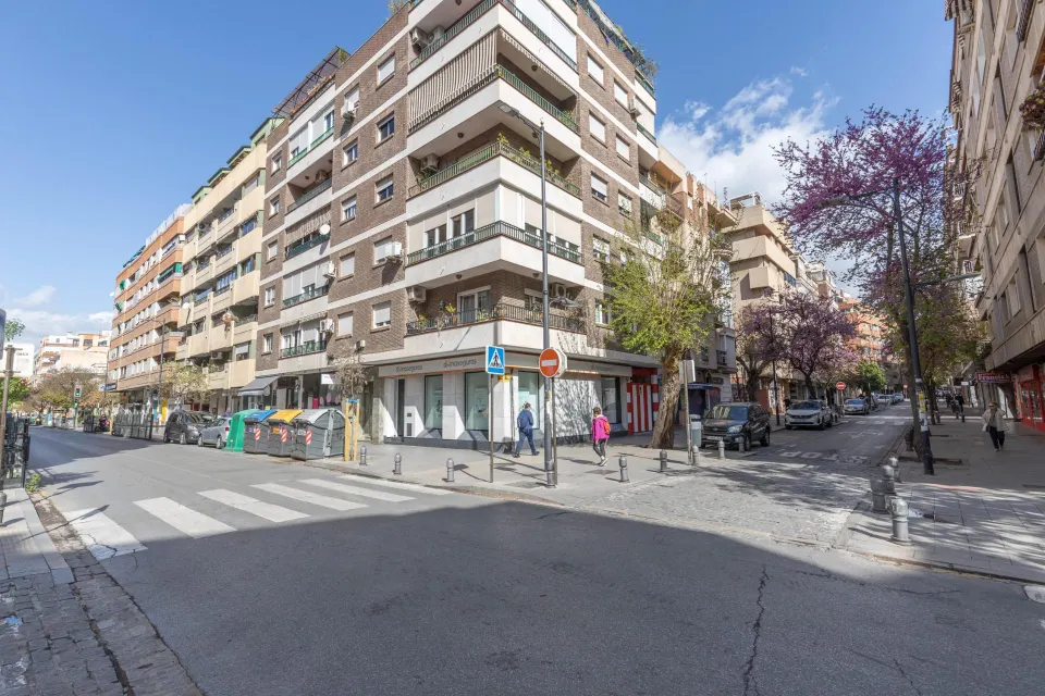 Amplio local comercial en una de las zonas más consolidadas de Granada con salida a dos calles