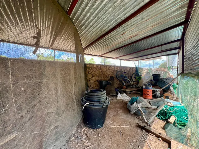 E.  FINCA CON PISCINA, HUERTO, POZO Y VIVIENDA DE 3 PLANTAS — 20
