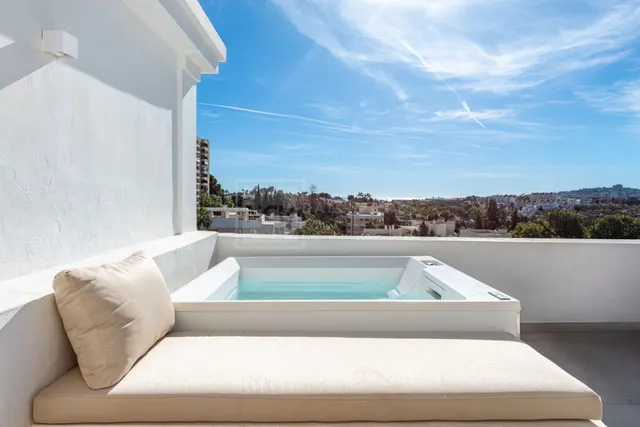Casa adosada recién reformada en Aloha Gardens con vistas panorámicas — 17