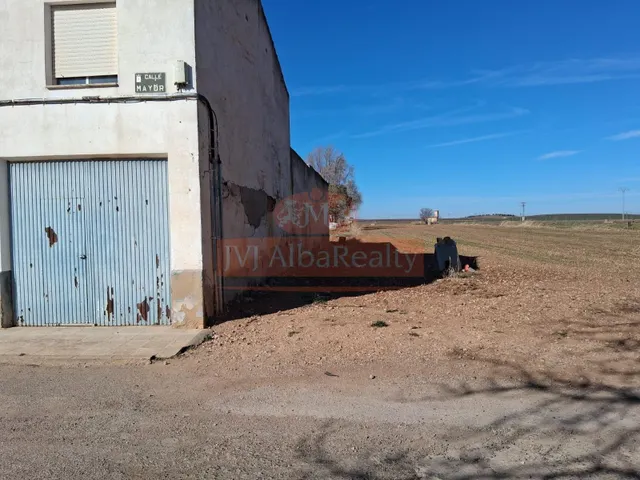 SE VENDE CASA CON PATIO EN LOS ANGUIJES. — 30