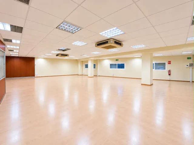 Tu espacio profesional con luz natural en el corazón industrial de El Masnou — 17