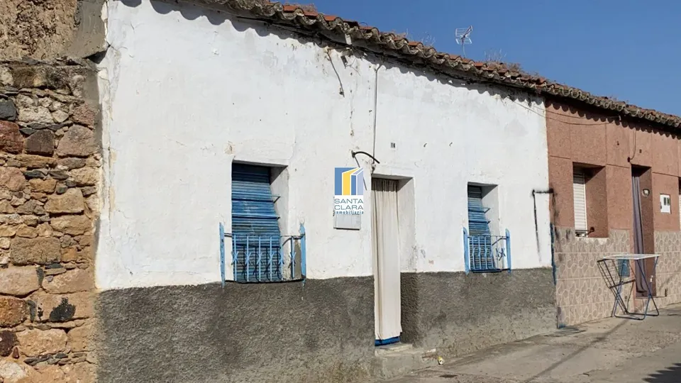 Casa en venta para reformar con salida a dos calles en zona el sepulcro, Zamora