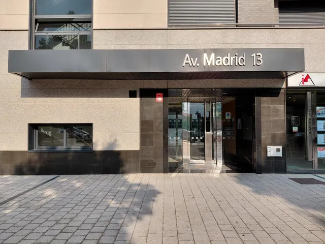 Plaza de garaje, Av. Madrid 13. — 8