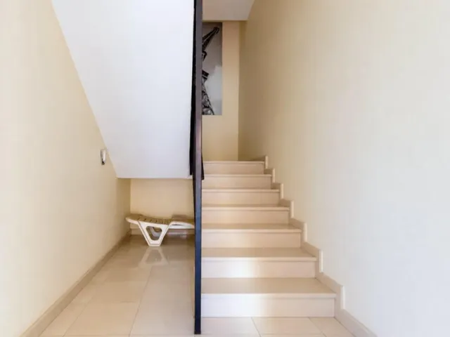 Magnífica y espaciosa casa adosada de 4 plantas (aprox. 176 m2). Varias terrazas y gran zona de piscina comunitaria. Cerca de campos de golf, La Zenia Boulevard, y a poco más de 5 km de las playas. — 11