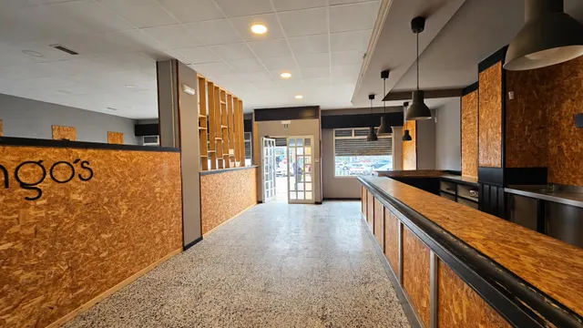 Nave comercial con alojamiento, aparcamiento y parcela en A Gándara — 10